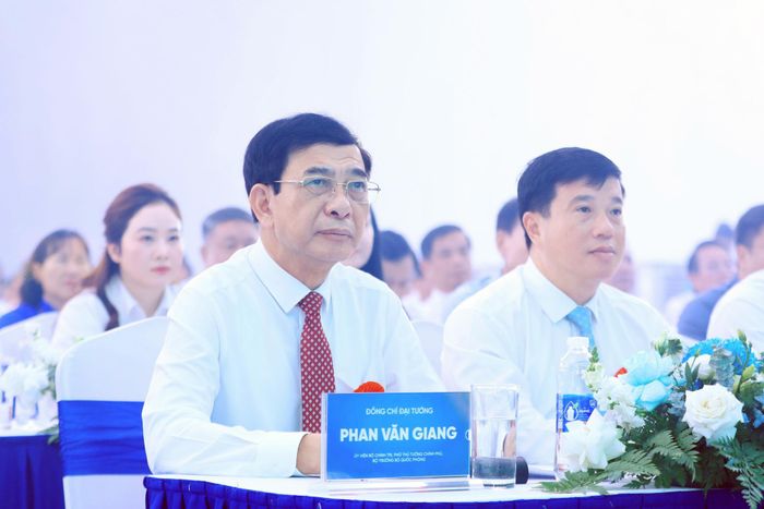 Đại tướng Phan Văn Giang, Ủy viên Bộ Chính trị, Phó Thủ tướng Chính phủ, Bộ trưởng Bộ Quốc phòng tham dự Lễ công bố sản phẩm nhôm thỏi đầu tiên của Việt Nam