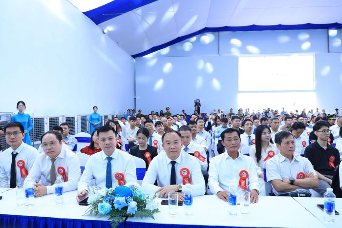 Các đại biểu tham dự lễ công bố sản phẩm nhôm thỏi đầu tiên tại Việt Nam