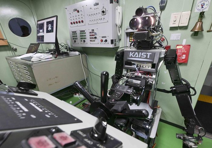 Robot PiBot sau bánh lái tàu. Ảnh: Hải quân Hàn Quốc