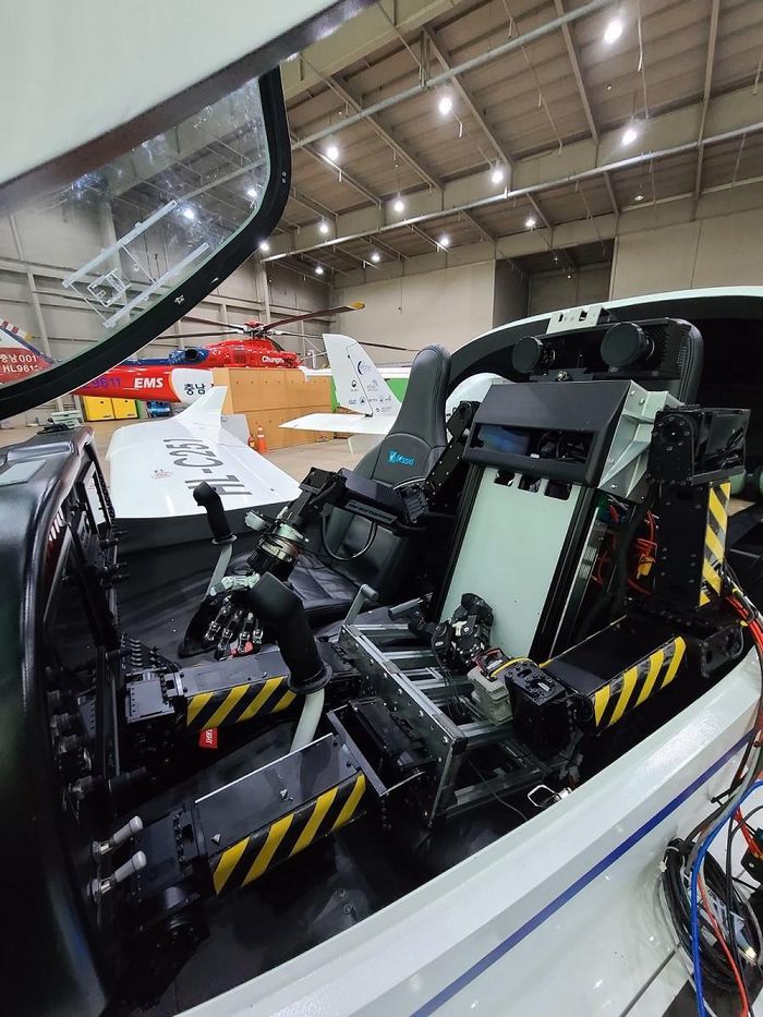 Robot PiBot trong buồng lái máy bay, năm 2023. Ảnh: KAIST