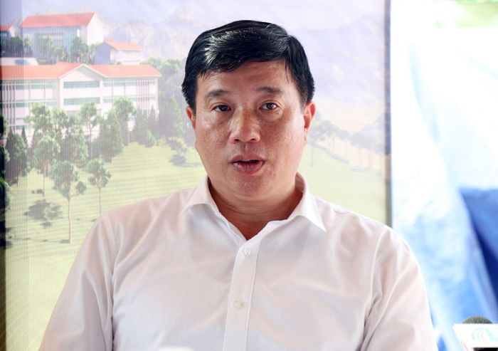 Đồng chí Y Thanh Hà Niê Kđăm làm việc với chủ đầu tư, nhà thầu thi công và các sở, ngành liên quan ngay tại công trường
