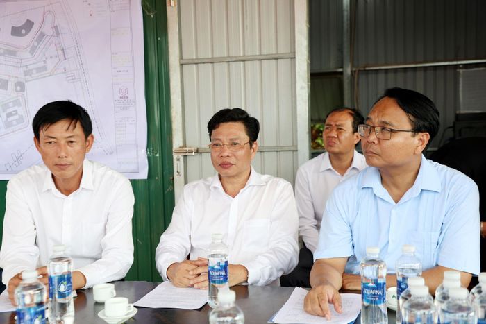 Các đồng chí Thường trực Tỉnh ủy và Đảng ủy xã Quảng Trực tham dự buổi làm việc