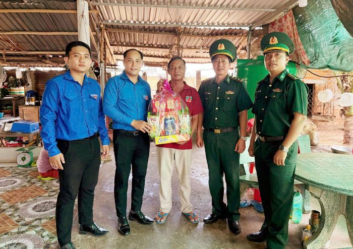 Đồn Biên phòng Hòa Thắng tặng quà gia đình chính sách trên địa bàn