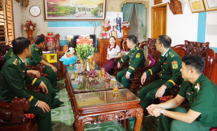 Ban Chỉ huy BĐBP tỉnh Lâm Đồng thăm hỏi, trao quà tri ân gia đình chính sách tại xã Quảng Trực, tỉnh Lâm Đồng