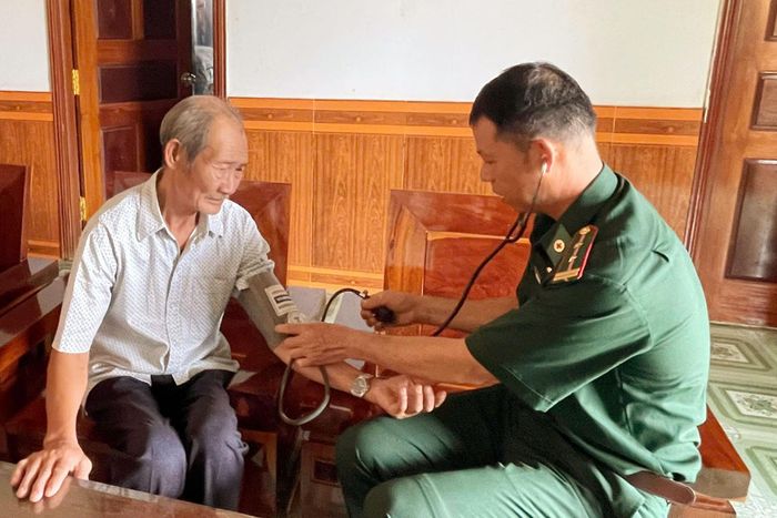 Quân y Đồn Biên phòng Cửa khẩu Thuận An khám bệnh, cấp phát thuốc cho thương binh