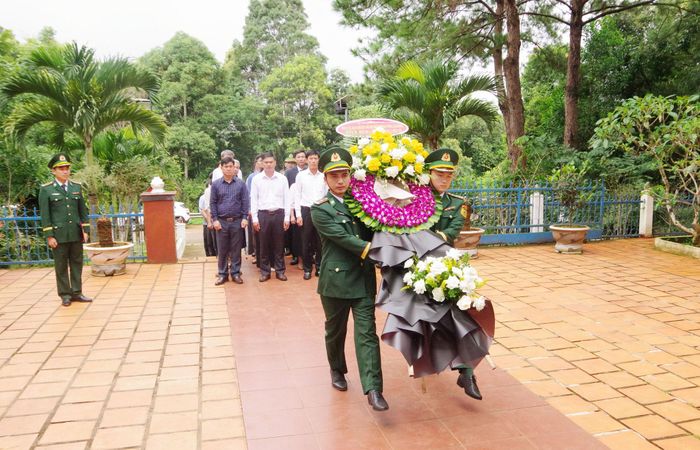 Cán bộ, chiến sĩ BĐBP Lâm Đồng cùng chính quyền địa phương xã Quảng Trực dâng hoa, dâng hương tại Bia tưởng niệm các Anh hùng liệt sĩ Đồn Biên phòng Cửa khẩu Bu P'răng