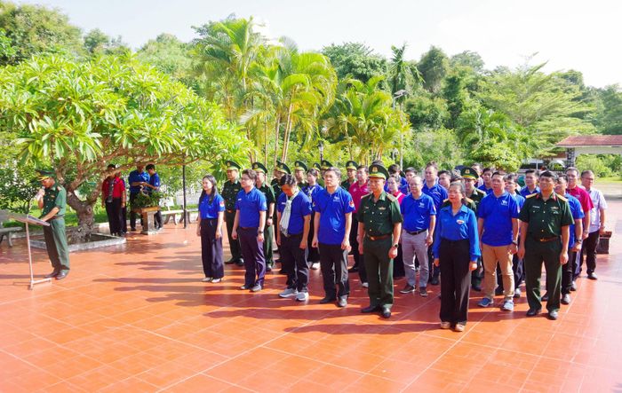 Ban Chỉ huy BĐBP tỉnh Lâm Đồng cùng lãnh đạo, sinh viên Đại học Quốc gia Thành phố Hồ Chí Minh, lãnh đạo Tỉnh Đoàn Lâm Đồng dâng hương tưởng niệm các Anh hùng liệt sĩ Đồn Biên phòng Đắk Đam