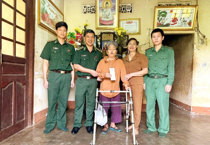 Đồn Biên phòng Đắk Lao tặng quà, thăm hỏi sức khỏe, động viên gia đình người có công với cách mạng trên địa bàn