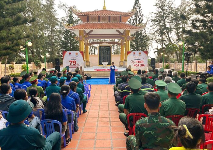 Đồn Biên phòng Cửa khẩu Cảng Phú Quý phối hợp tổ chức tọa đàm câu chuyện Thời hoa lửa tại Khu tưởng niệm liệt sĩ Đặc khu Phú Quý