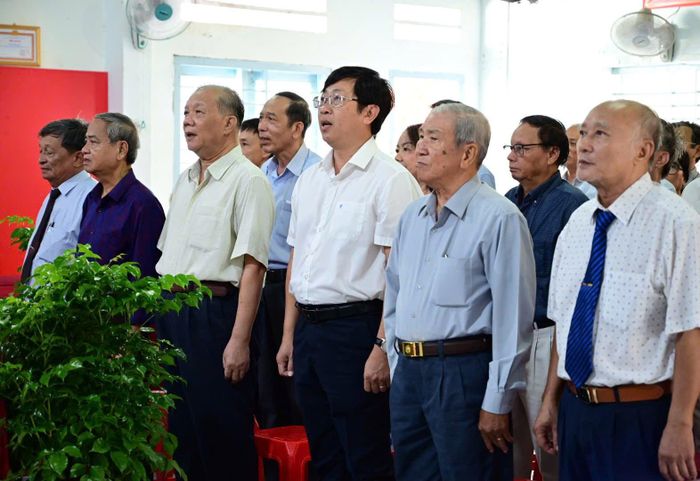 Các cử tri là lão thành cách mạng phường Phú Thủy thực hiện nghi thức chào cờ trước khi bỏ phiếu