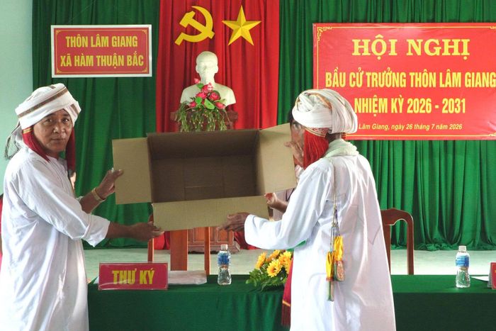 Ban Thư ký kiểm tra hòm phiếu trước khi cử tri thực hiện bỏ phiếu ở thôn Lâm Giang, xã Hàm Thuận Bắc