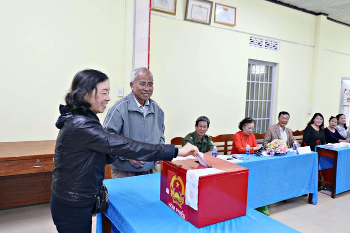 Cử tri tổ dân phố Hải Thượng, phường Cam Ly - Đà Lạt bầu tổ trưởng tổ dân phố bằng hình thức bỏ phiếu kín