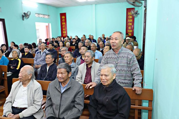 Các cử tri trao đổi, thảo luận công khai về ứng cử viên tổ trưởng tổ dân phố trước khi tiến hành biểu quyết bằng hình thức giơ tay hoặc bỏ phiếu kín