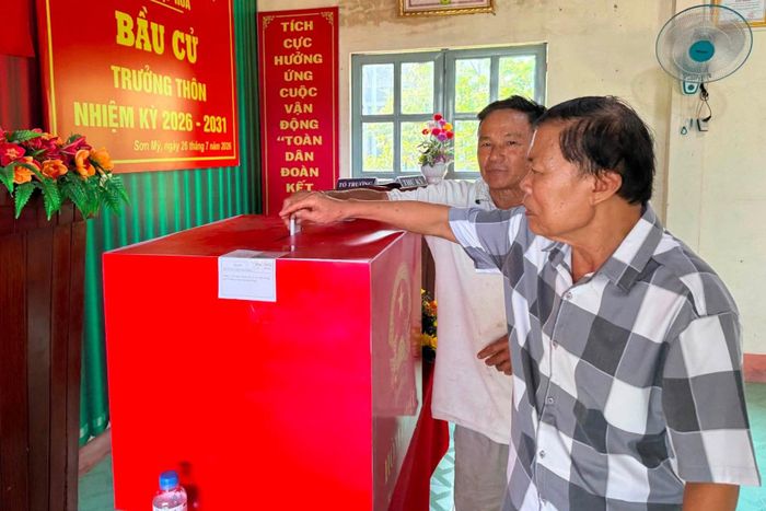 Cử tri xã Sơn Mỹ bỏ phiếu bầu trưởng thôn Hiệp Hòa