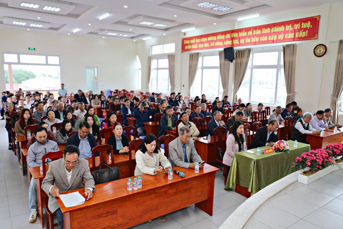 Đông đảo cử tri tại hàng chục điểm bầu cử tại các phường khu vực Đà Lạt đồng loạt tổ chức bầu tổ trưởng tổ dân phố trong ngày 26/7