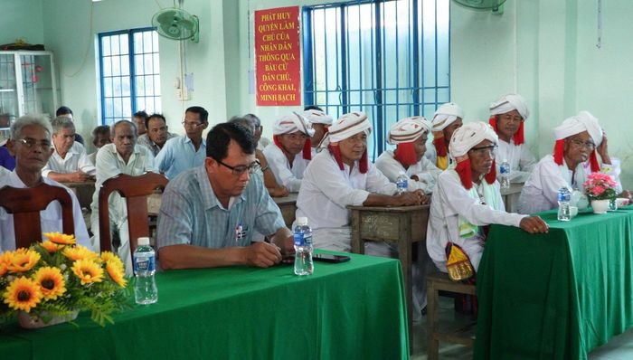 Các cử tri xã Hàm Thuận Bắc đang nghe quy chế bầu cử