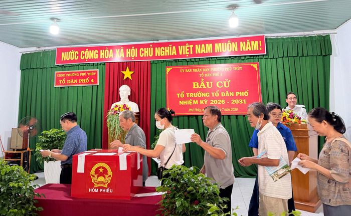 Các cử tri háo hức đi bỏ phiếu bầu trưởng thôn, tổ trưởng tổ dân phố tại điểm bầu cử tổ dân phố 4, phường Phú Thủy