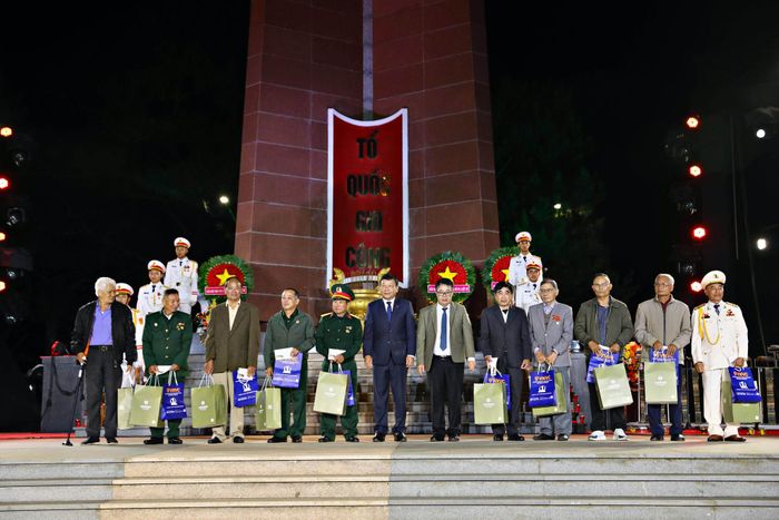 Lãnh đạo tỉnh Lâm Đồng tặng các phần quà cho các gia đình chính sách tại buổi lễ "Thắp nến tri ân"