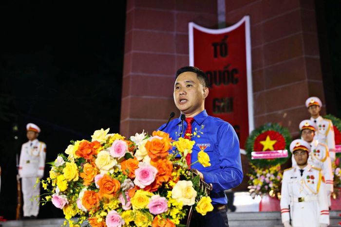 Tỉnh ủy viên, Bí thư Tỉnh đoàn Trương Minh Quang đại diện thế hệ trẻ địa phương phát biểu tri ân các Anh hùng liệt sĩ