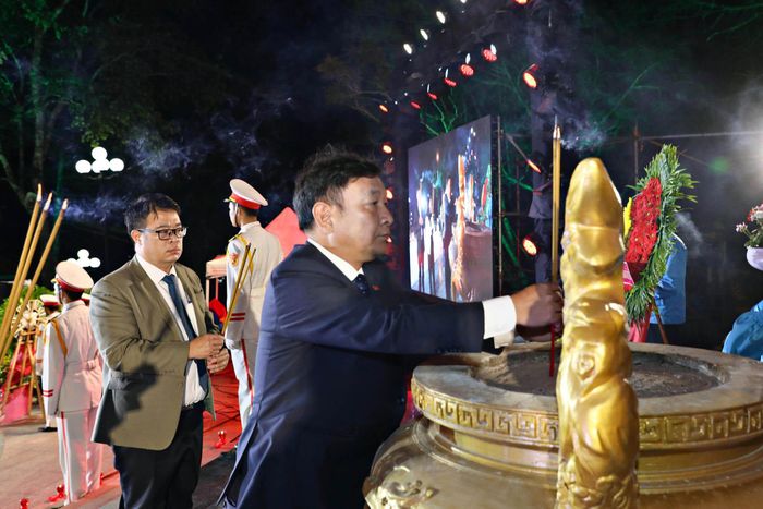 Phó Bí thư Tỉnh ủy Lâm Đồng Bùi Thắng dâng hương viếng các Anh hùng liệt sĩ tại Nghĩa trang liệt sĩ Đà Lạt tối 26/7