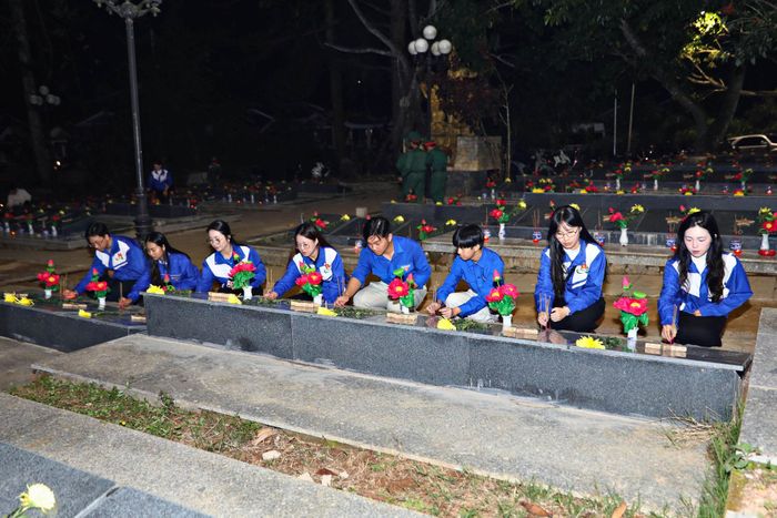 Tuổi trẻ Lâm Đồng thắp nến, dâng hương tri ân các Anh hùng liệt sĩ tại Nghĩa trang Liệt sĩ Đà Lạt