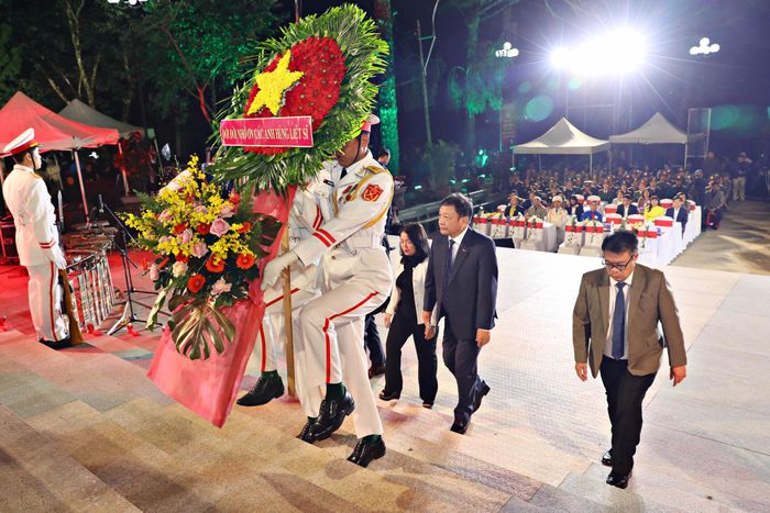 Lãnh đạo tỉnh Lâm Đồng dâng hoa tri ân các Anh hùng liệt sĩ với dòng chữ "Đời đời nhớ ơn các Anh hùng liệt sĩ"