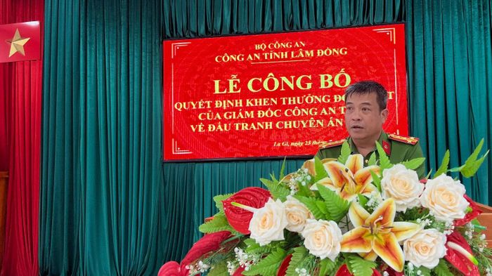 Đại tá Trần Văn Trà, Trưởng phòng Cảnh sát hình sự Công an tỉnh báo cáo kết quả đấu tranh chuyên án