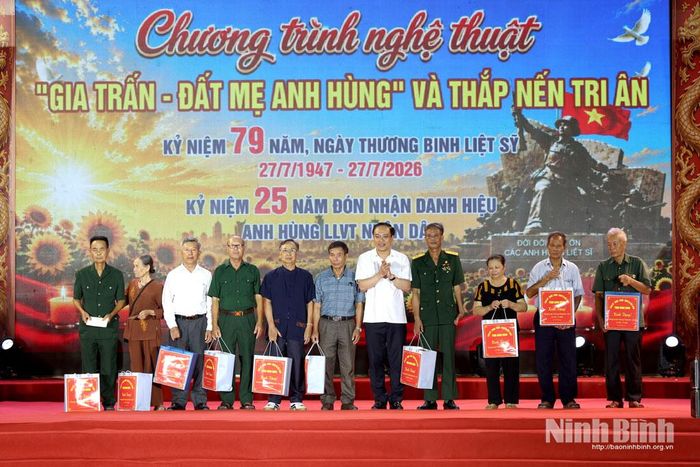 Đồng chí Đặng Thanh Sơn, Ủy viên Ban Thường vụ Tỉnh ủy, Phó Chủ tịch UBND tỉnh trao quà cho người có công tiêu biểu trên địa bàn xã Gia Trần.