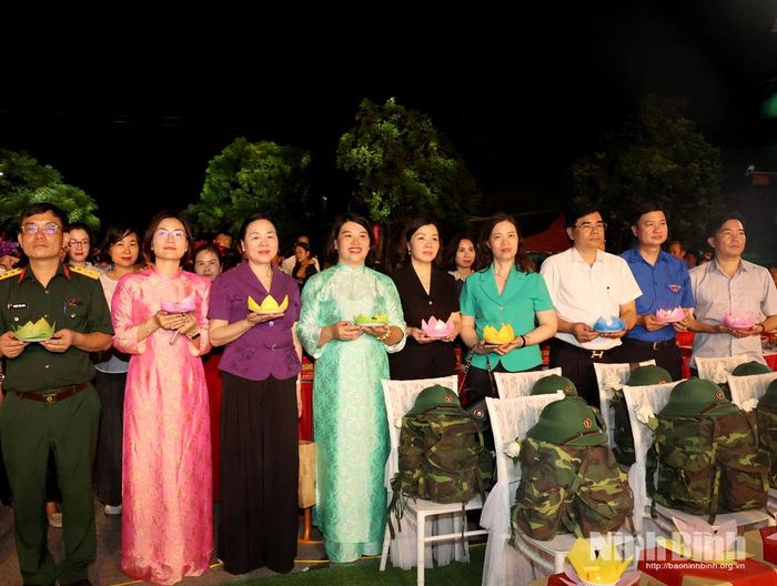 Các đại biểu dâng đăng tri ân các Anh hùng liệt sỹ với chủ đề “Linh thiêng Việt Nam”.