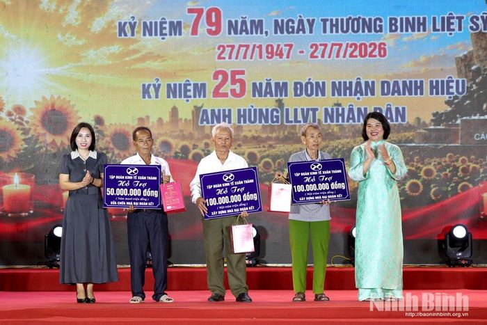 Lãnh đạo xã Gia Trấn cùng nhà tài trợ trao biển tượng trưng số tiền hỗ trợ các hộ thuộc đối tượng người có công, người nghèo, hộ cận nghèo trên địa bàn xã.