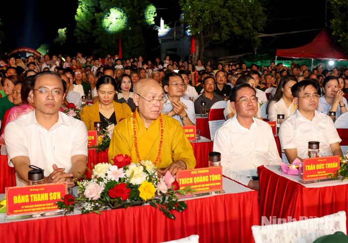 Các đại biểu dự chương trình.