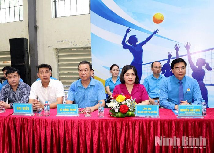 Các đại biểu dự lễ khai mạc.