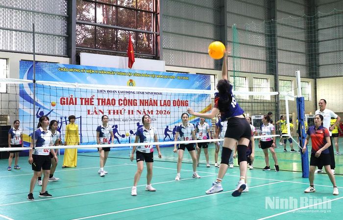 Trận thi đấu môn Bóng chuyền hơi giữa đội tuyển Công đoàn phường Nam Hoa Lư và đội tuyển Công đoàn Phường Lý Thường Kiệt trong khuôn khổ giải.