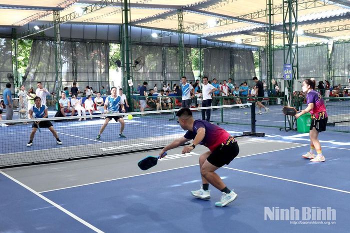 Trận thi đấu môn Pickleball giữa đội tuyển Công đoàn phường Thành Nam và đội tuyển Công đoàn xã Giao Thủy