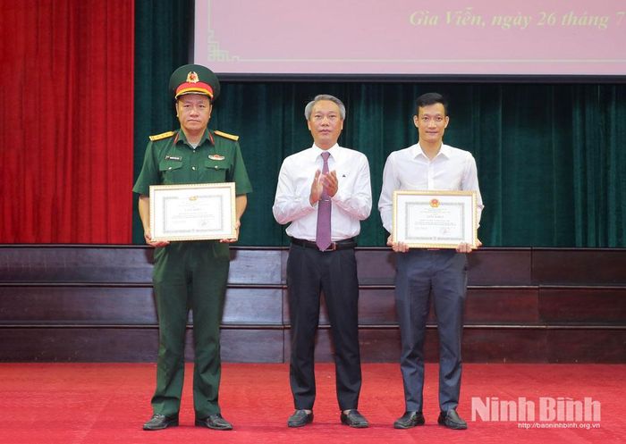 Đồng chí Phạm Văn Tam, Bí thư Đảng ủy, Chủ tịch HĐND xã Gia Viễn trao Giấy khen của UBND xã cho các tập thể xuất sắc trong triển khai Chiến dịch.