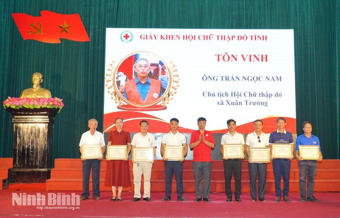Lãnh đạo Hội Chữ thập đỏ tỉnh trao Giấy khen của Hội Chữ thập đỏ tỉnh cho các tập thể, cá nhân tiêu biểu trong phong trào hiến máu tình nguyện năm 2025.