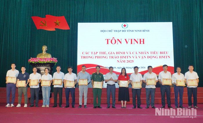 Đại diện Viện Huyết học - Truyền máu Trương ương trao Giấy khen của Viện Huyết học - Truyền máu Trương ương cho các tập thể, gia đình và cá nhân tiêu biểu trong phong trào hiến máu tình nguyện năm 2025.