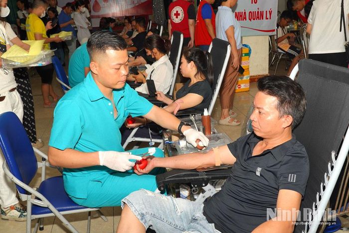 Các tình nguyện viên tham gia chương trình hiến máu tình nguyện.