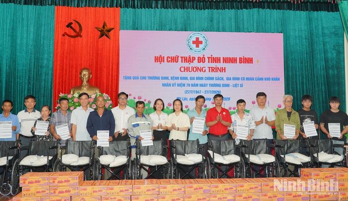 Lãnh đạo Hội Chữ thập đỏ tỉnh, lãnh đạo phường Mỹ Lộc và đại diện đơn vị tài trợ trao xe lăn, quà cho đại diện các thương, bệnh binh và người khuyết tật trên địa bàn phường Mỹ Lộc.