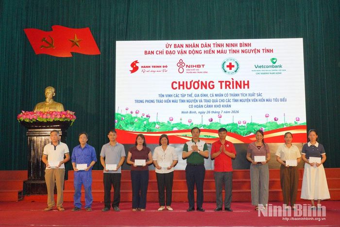 Lãnh đạo Hội Chữ thập đỏ tỉnh và đại diện đơn vị tài trợ trao quà cho các tình nguyện viên tiêu biểu có hoàn cảnh khó khăn.