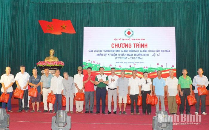 Lãnh đạo Hội Chữ thập đỏ tỉnh, lãnh đạo phường Thiên Trường và đại diện đơn vị tài trợ trao quà cho các thương, bệnh binh, gia đình chính sách, gia đình có hoàn cảnh khó khăn trên địa bàn phường Thiên Trường.