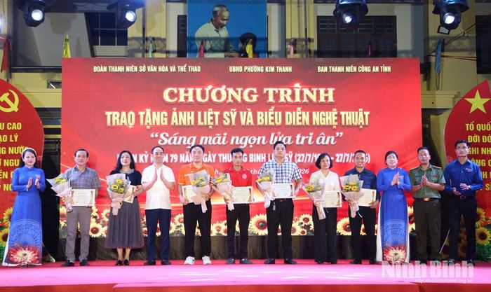 Ban Tổ chức vinh danh các nhà đồng hành cùng chương trình. Ảnh: Nguyễn Oanh