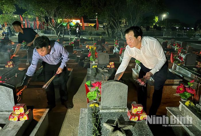 Lãnh đạo xã Nho Quan thắp nến tri ân tại Nghĩa trang Liệt sĩ Văn Phong. Ảnh: Hồng Nhung