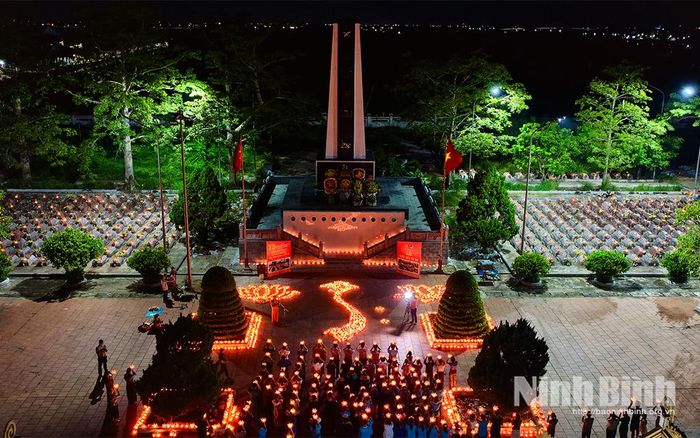 Quang cảnh lễ cầu siêu và thắp nến tri ân các Anh hùng liệt sĩ tại Nghĩa trang Liệt sĩ Kim Chính (xã Phát Diệm). Ảnh: Ngọc Linh