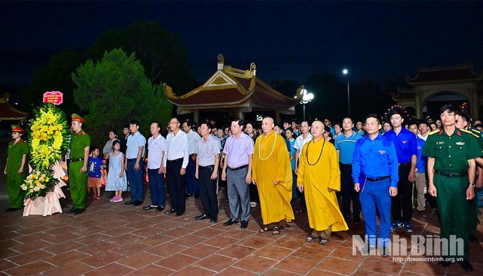 Các đại biểu dự lễ cầu siêu và thắp nến tri ân các Anh hùng liệt sĩ tại Nghĩa trang Liệt sĩ Kim Chính (xã Phát Diệm). Ảnh: Ngọc Linh