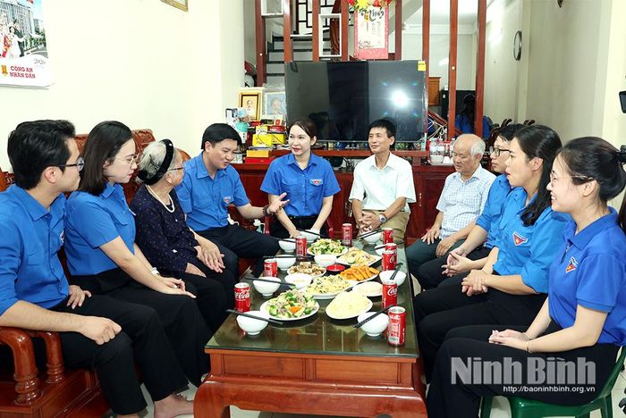 Lãnh đạo Tỉnh đoàn, các đoàn viên thanh niên dùng bữa cơm tại gia đình Mẹ Việt Nam Anh hùng Lê Thị Thận. Ảnh: Minh Quang
