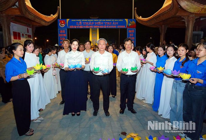 Các đại biểu thả đèn hoa đăng tại Nghĩa trang Liệt sĩ Gia viễn. Ảnh: Anh Tuấn
