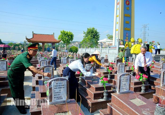 Các đại biểu dâng hương tại phần mộ các Anh hùng liệt sĩ. Ảnh: Anh Tuấn