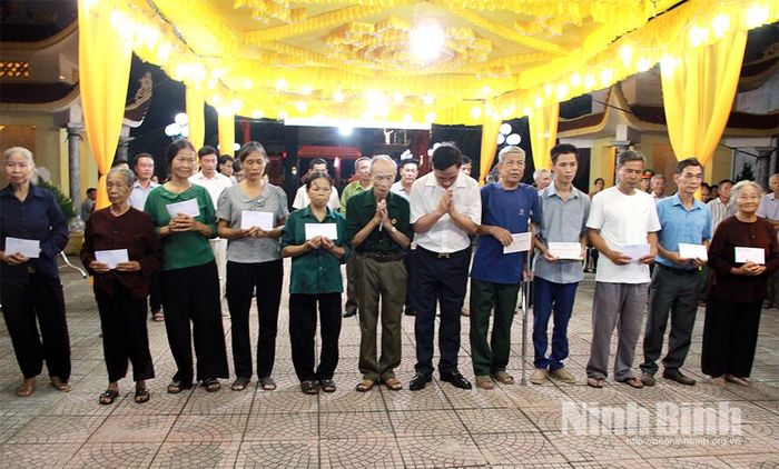 Lãnh đạo xã Yên Cường trao quà cho thân nhân liệt sĩ, gia đình chính sách của xã. Ảnh: Trần Hồng Minh