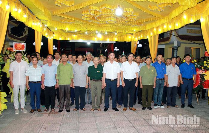 Đoàn đại biểu Đảng ủy, HĐND, UBND, Ủy ban MTTQ Việt Nam xã Yên Cường dâng hương tưởng nhớ các Anh hùng liệt sĩ tại Nghĩa trang Liệt sĩ xã Yên Cường. Ảnh: Trần Hồng Minh